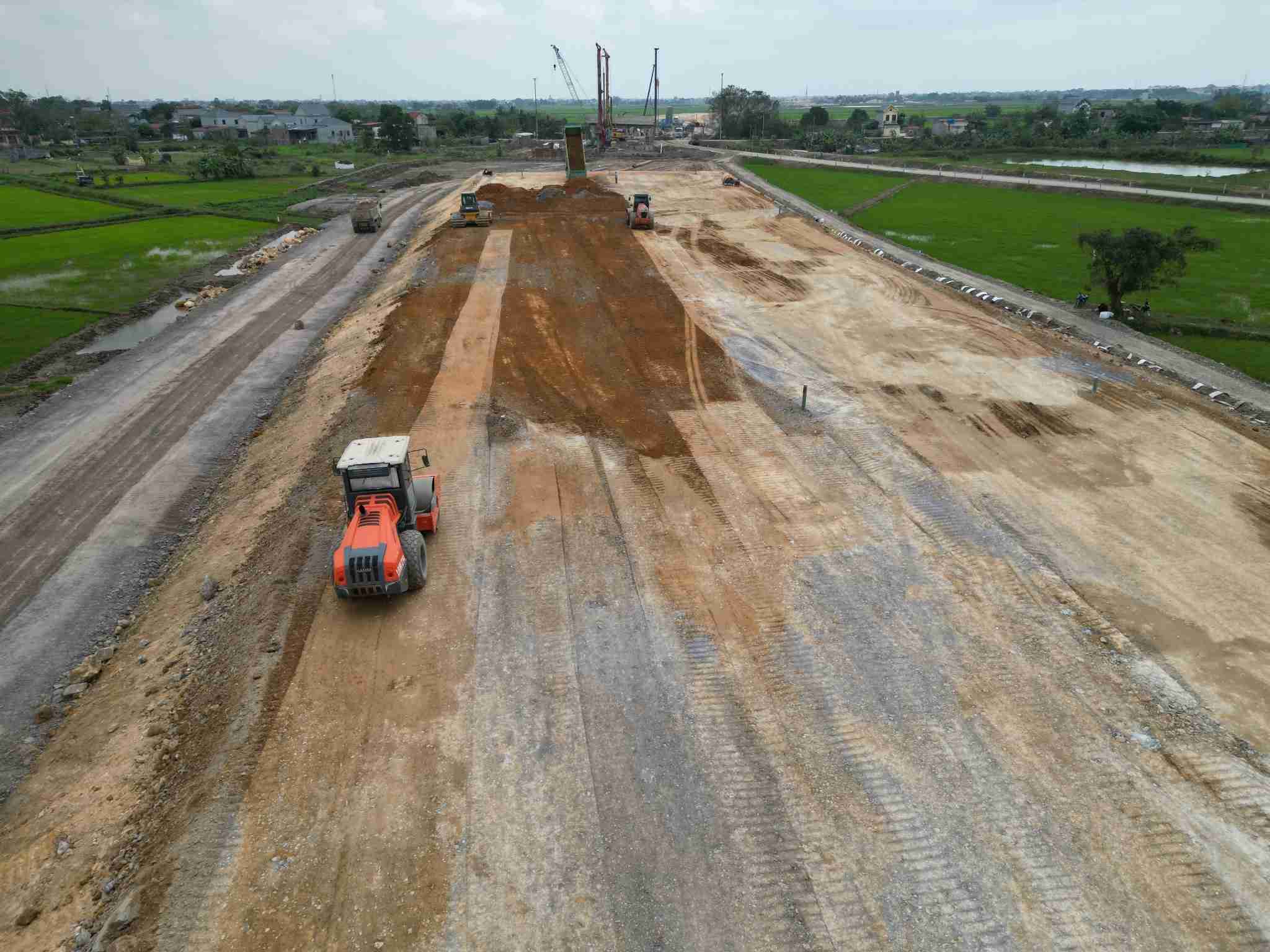 The Ninh Binh - Hai Phong expressway construction investment project (section passing through the former Ninh Binh province), the volume of capital implemented by the end of April 2026 is estimated to reach 3,262/6,865 billion VND. Photo: Dieu Anh