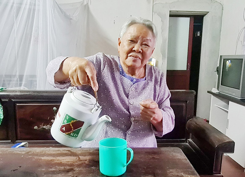 Tăng 8%, lương hưu của bà The dự kiến chạm ngưỡng 5 triệu đồng. Ảnh: Minh Hương. 