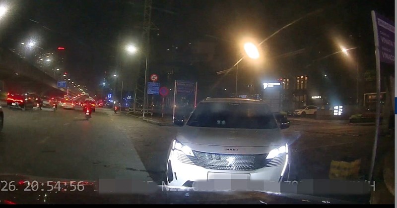 Cảnh sát giao thông Hà Nội xử lý xe đi ngược chiều trên đường Khuất Duy Tiến
