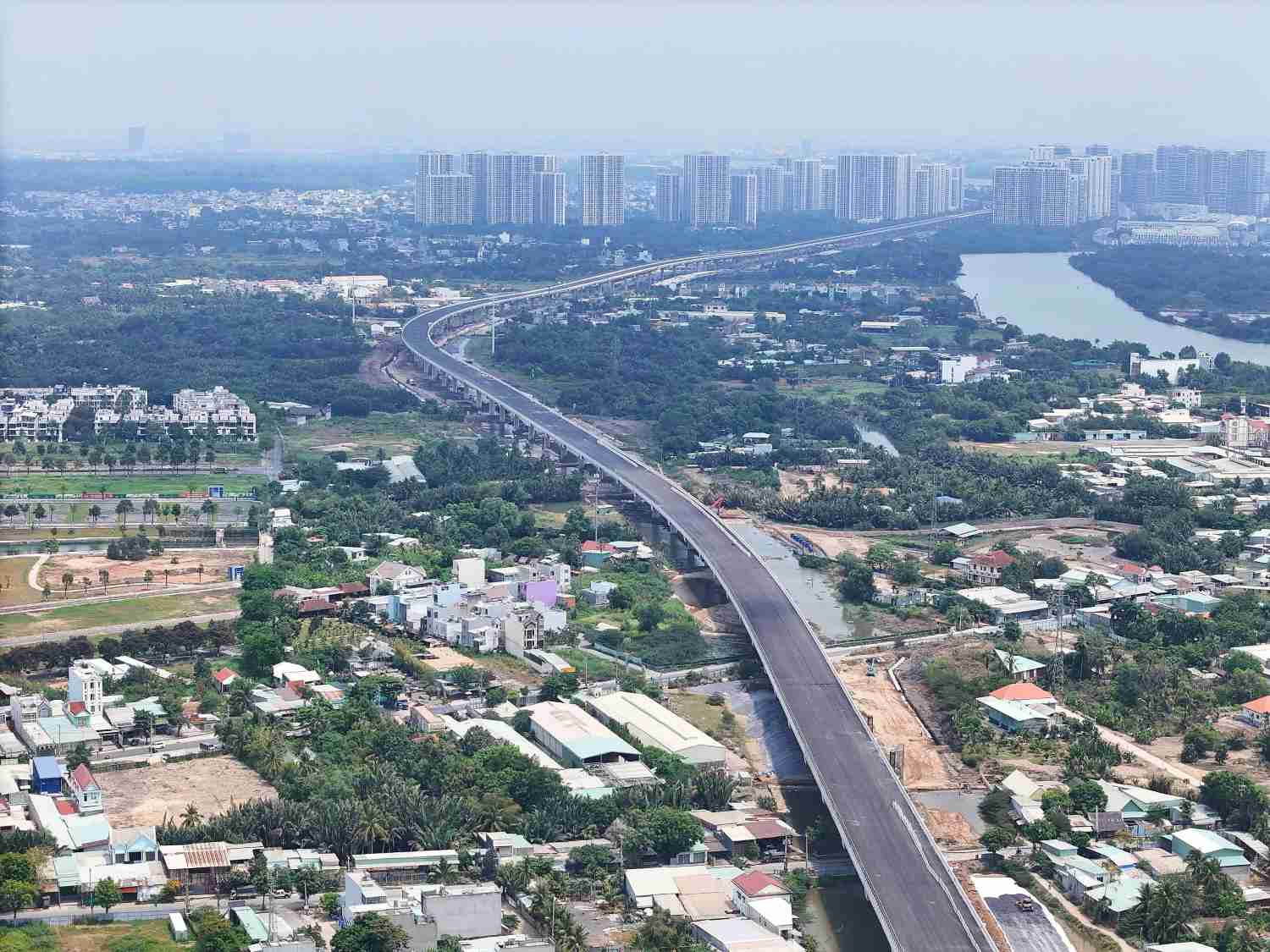 Vành đai 3 uốn lượn trên cao qua khu Đông TPHCM. Ảnh: Minh Quân