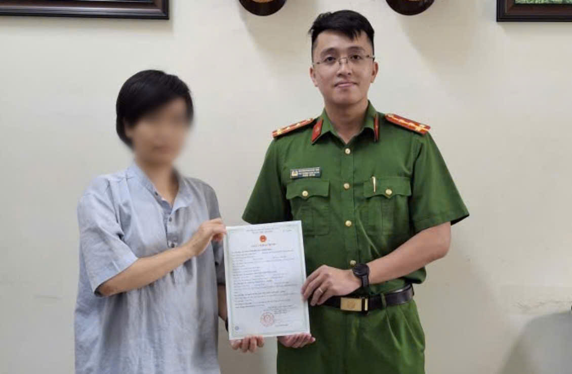 The moment a mother entangled in legal trouble receives her child's birth certificate from functional forces. Photo: Police