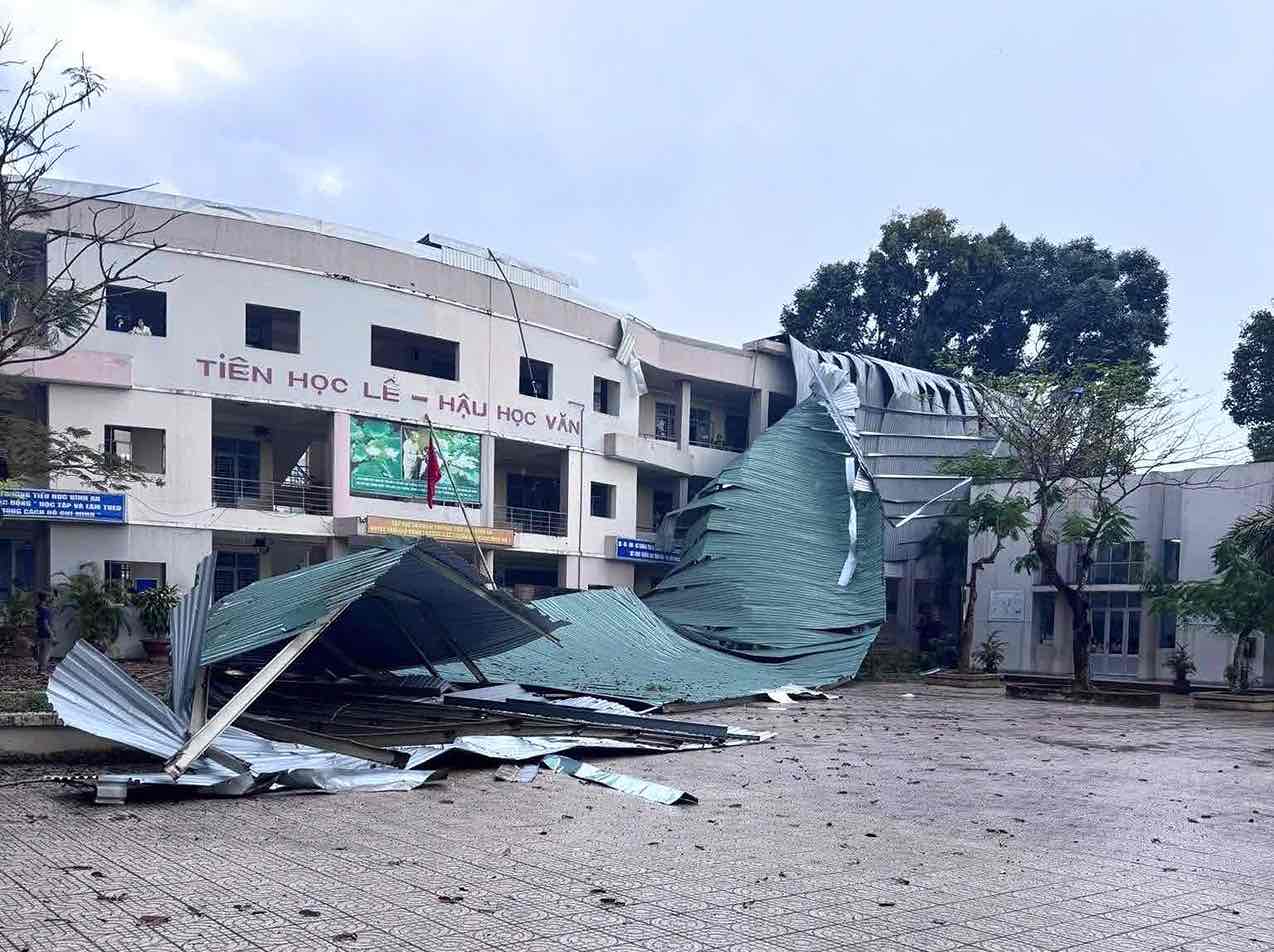 Thunderstorm in the afternoon of May 4th blew off the roof of Binh An Elementary School. Photo: Nhu Quynh