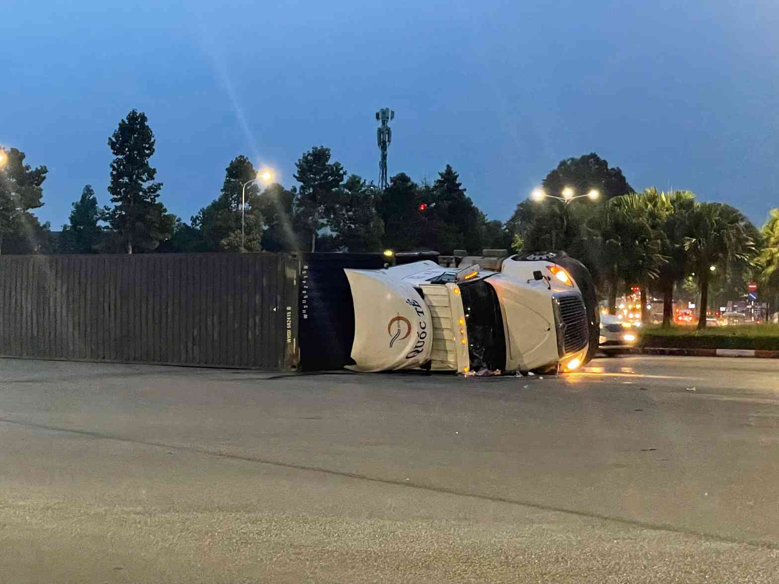 Hiện trường vụ lật xe container. Ảnh: Đình Trọng