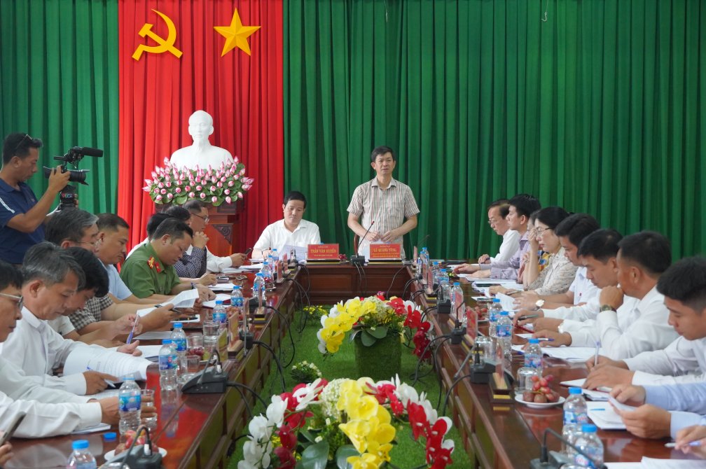 Bí thư Thành ủy Cần Thơ Lê Quang Tùng làm việc với chủ đầu tư, các phường và đơn vị liên quan. Ảnh: Tạ Quang