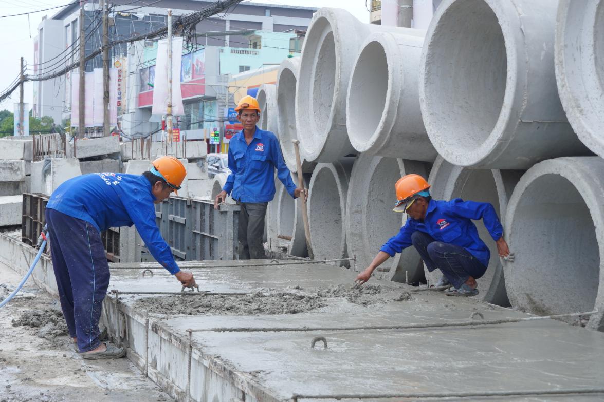 Công nhân thi công tại dự án nâng cấp, mở rộng Quốc lộ 91 (đoạn Km0–Km7). Ảnh: Tạ Quang