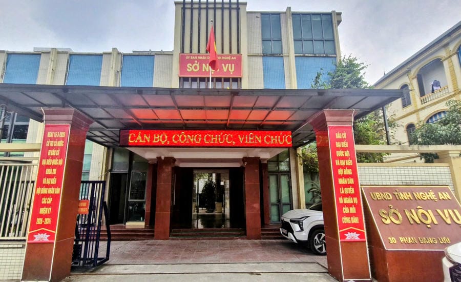 The Department of Home Affairs of Nghe An is focusing on removing and resolving regimes for officials, teachers, and contract employees. Photo: Quang Dai