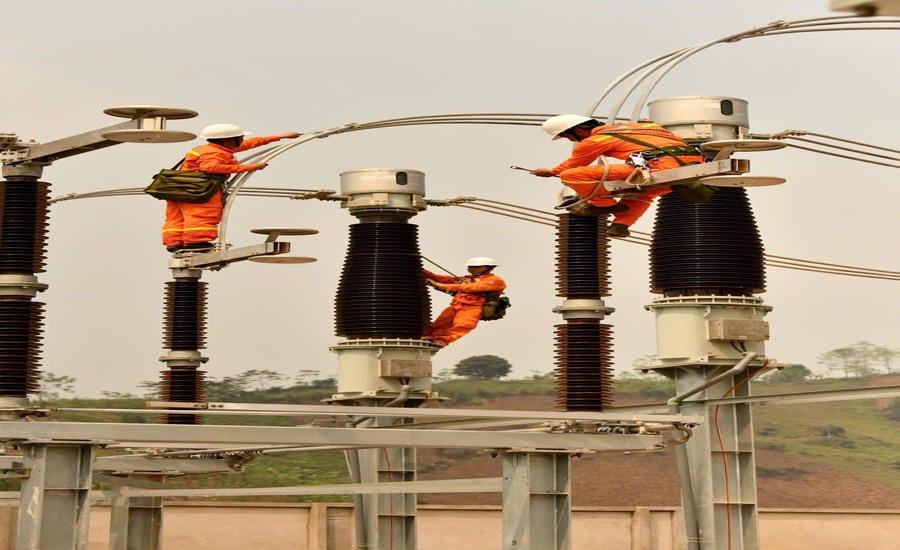 At the construction site, the atmosphere is urgent, to speed up the progress of power transmission projects. Photo: Dinh Dai