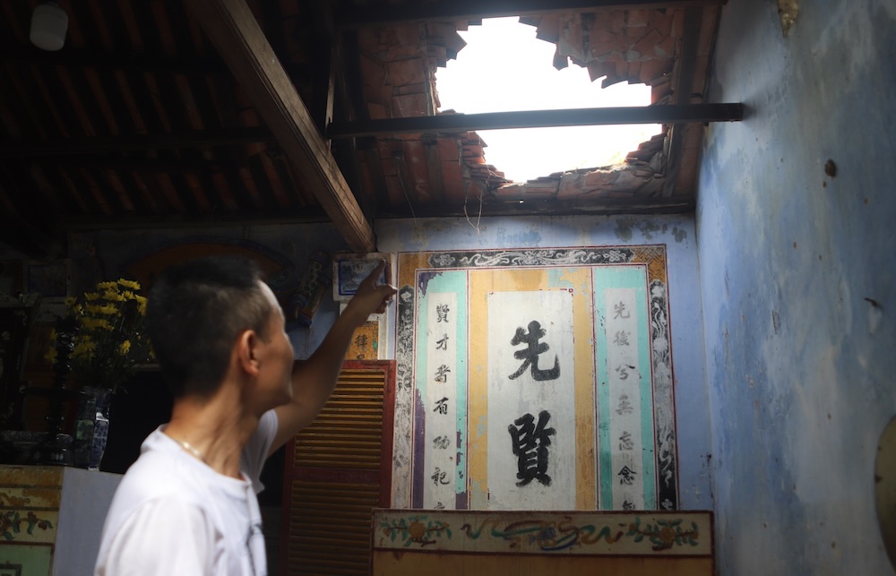 Le vestige de Co Nhac Tu à Hue risque de s'effondrer avec le toit en tuiles. Photo: Nguyen Luan