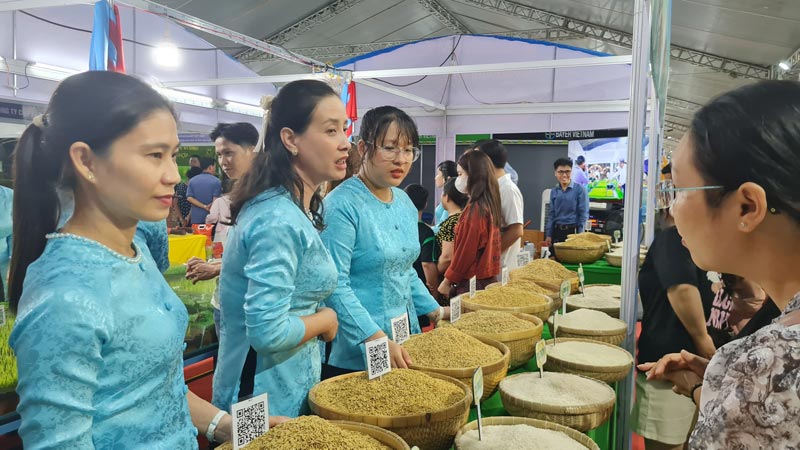 Introducing rice products to consumers. Photo: Nhat Ho