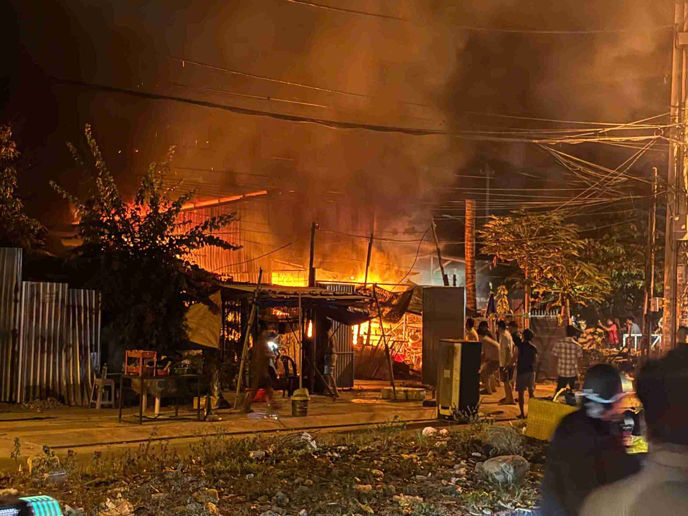 Receiving the fire at a residential house in a residential area, many fire trucks were dispatched by functional forces. Photo: Huu Long