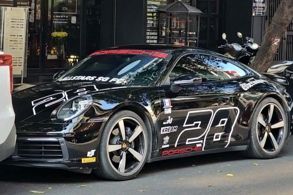 Porsche 911 992. 1 attracts attention with its black exterior and prominent personalized decals on the streets of Ho Chi Minh City. Photo: Nguyen Thong
