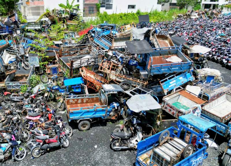 Un depósito temporal de pruebas de infracciones administrativas, incluyendo motocicletas y triciclos en la ciudad de Ho Chi Minh. Foto: Anh Tú