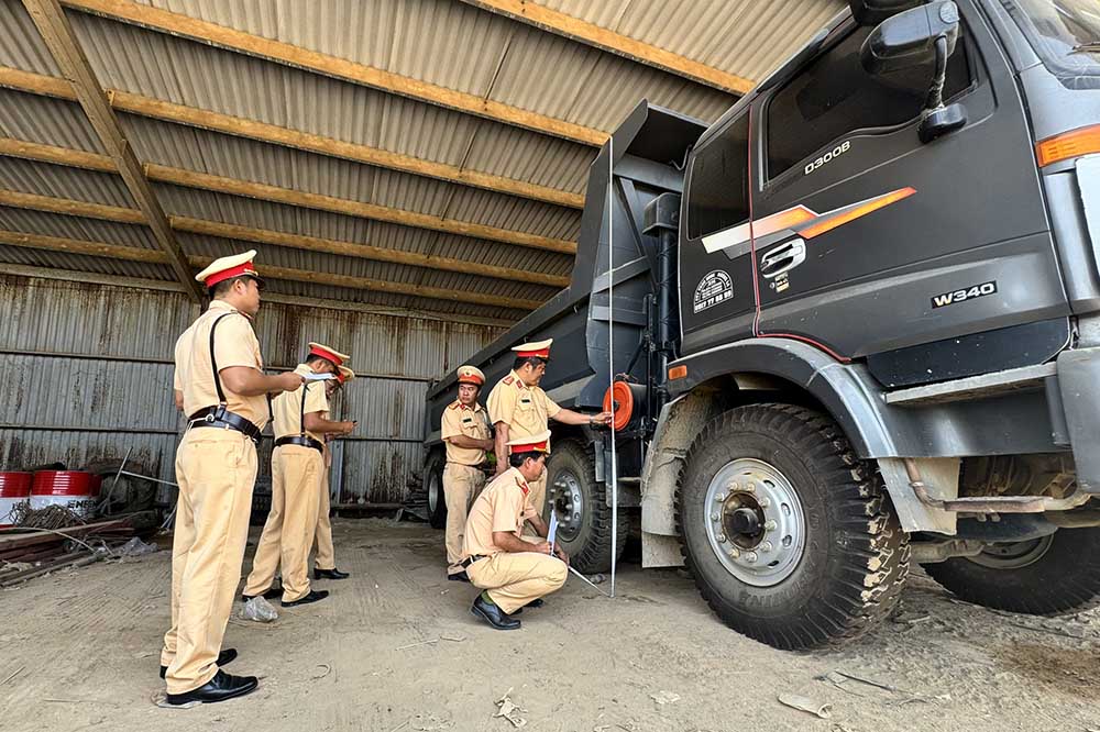 Reviewing more than 1,300 dump trucks, Tay Ninh completes ahead of schedule. Photo: Tay Ninh Police