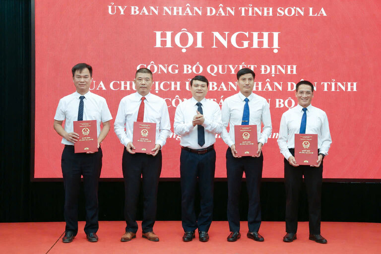 Leaders of Son La province present decisions to comrades who were transferred and appointed. Photo: Huy Thanh