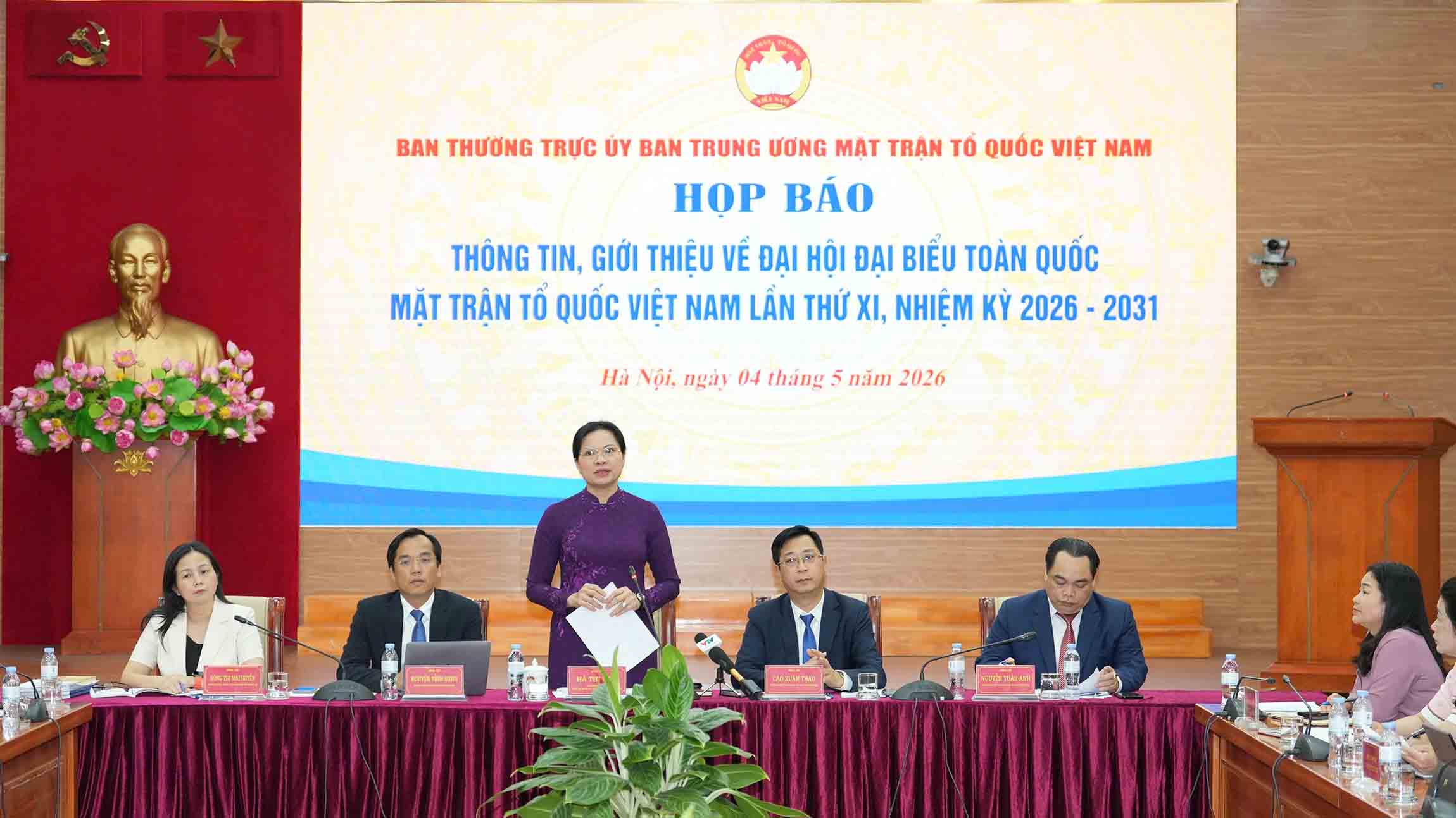 Ms. Ha Thi Nga, Member of the Party Central Committee, Vice President - Secretary General of the Central Committee of the Vietnam Fatherland Front chaired the press conference. Photo: Huu Chanh