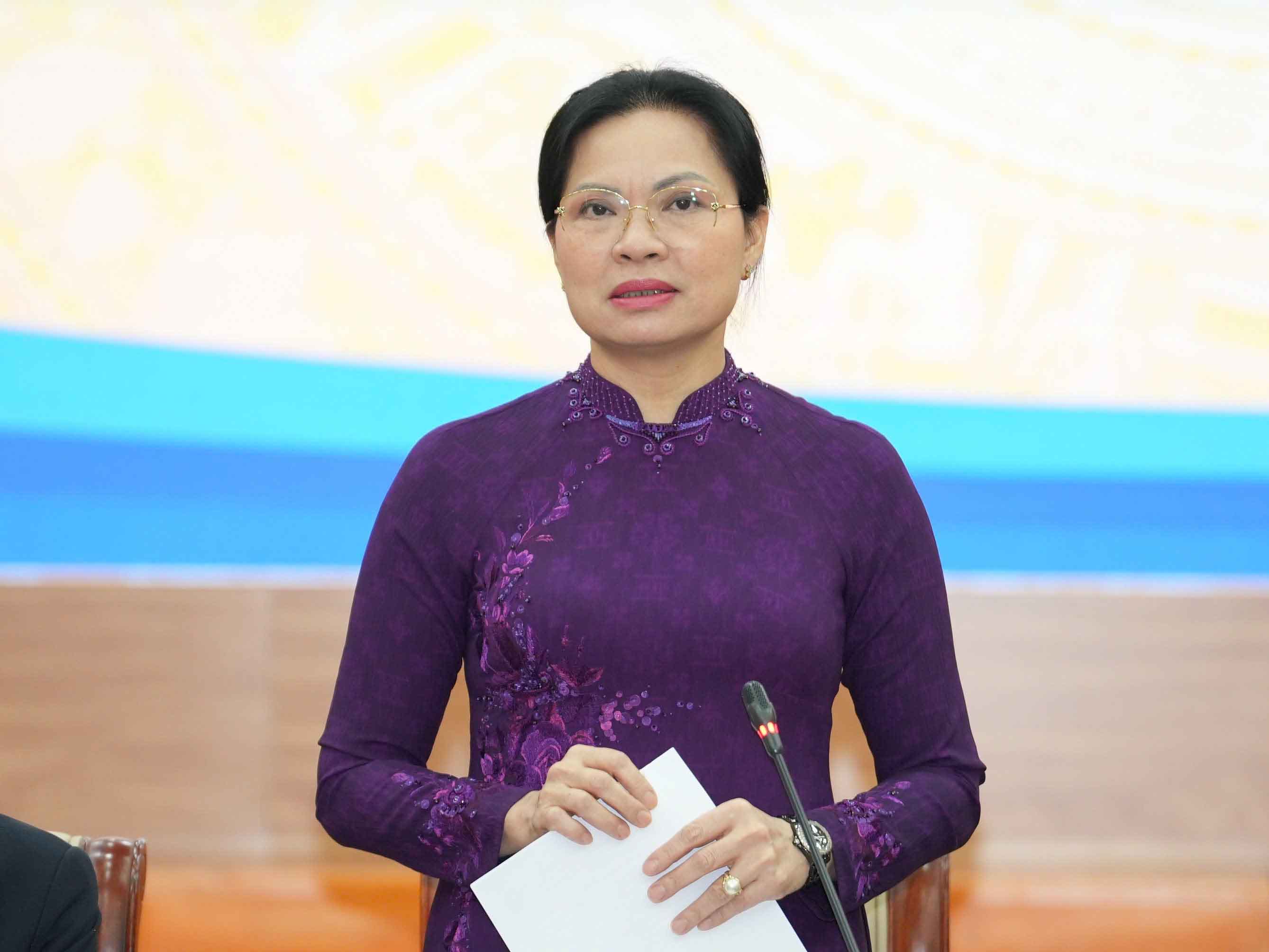 Bà Hà Thị Nga, Ủy viên Trung ương Đảng, Phó Chủ tịch - Tổng Thư ký Ủy ban Trung ương Mặt trận tổ quốc (MTTQ) Việt Nam phát biểu tại buổi họp báo. Ảnh: Hữu Chánh