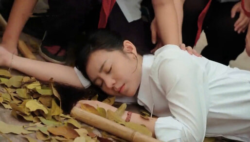 Thương ngất lịm ngay tại sân trường sau những ngày gồng gánh áp lực. Ảnh: VFC