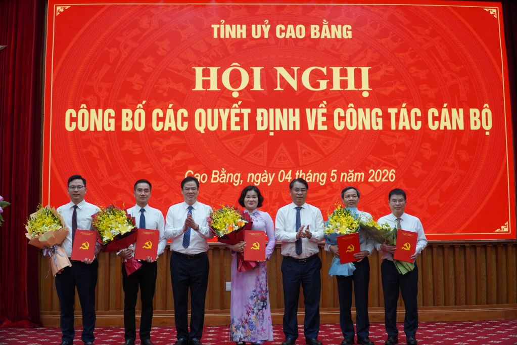 A series of key leadership positions of departments and branches in Cao Bang have just been transferred and appointed. Photo: Truong Quyen.