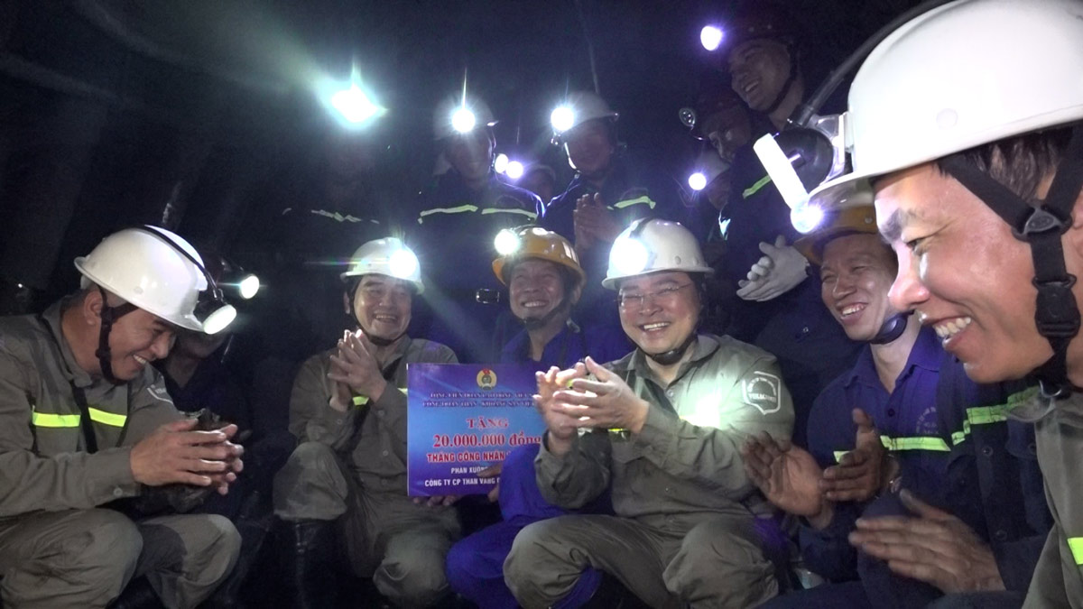 Chairman of the Vietnam General Confederation of Labour visits miners in Mining Workshop 2, Vang Danh Coal Company, the leading unit in productivity of Vietnam National Coal - Mineral Industries Holding Corporation Limited.