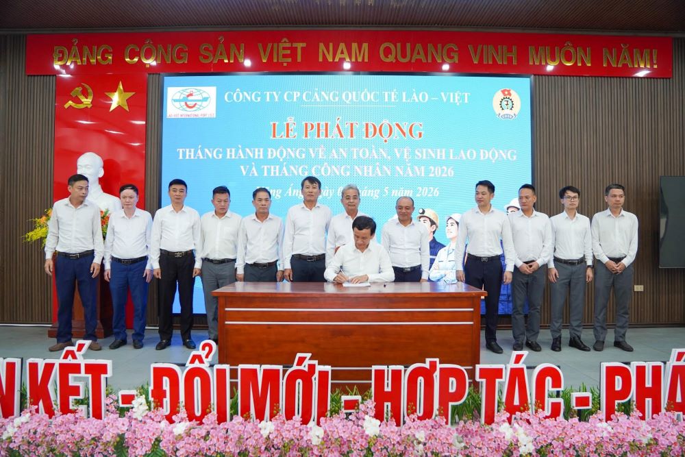 Lao - Viet International Port Joint Stock Company organized the Launching Ceremony of the Action Month on Occupational Safety and Health, Workers' Month 2026 and signed a commitment to comply with occupational safety regulations. Photo: Ha Tinh Trade Union