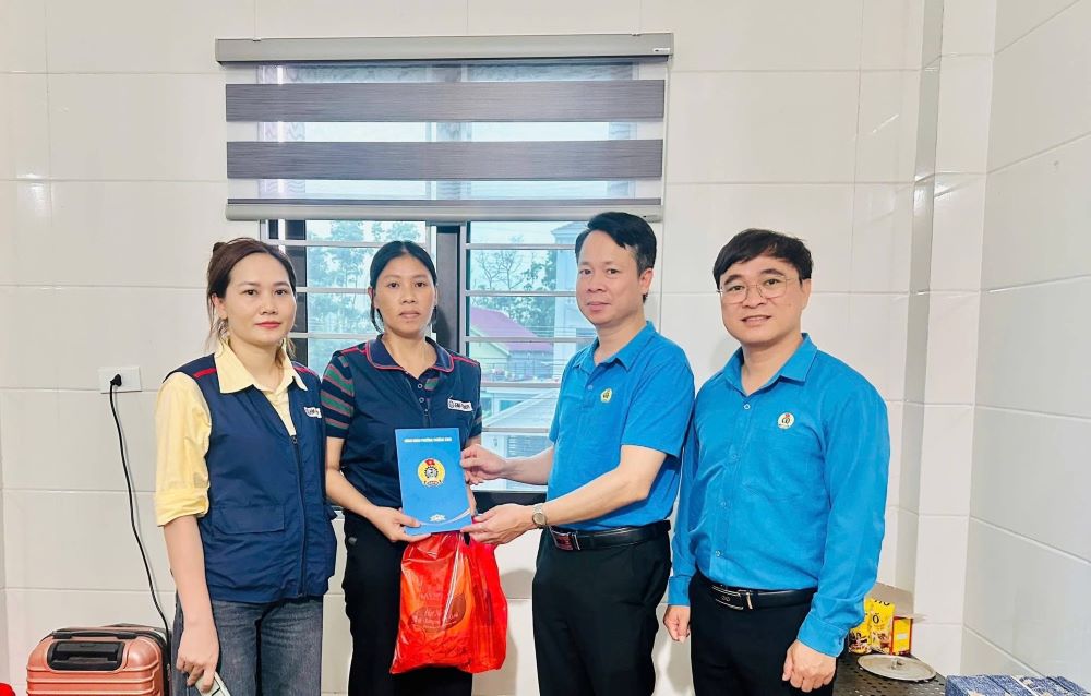 Truong Vinh Ward Trade Union implements the program "Coming to Workers' Boarding Rooms", grasping life and giving gifts to workers. Photo: Nghe An Trade Union