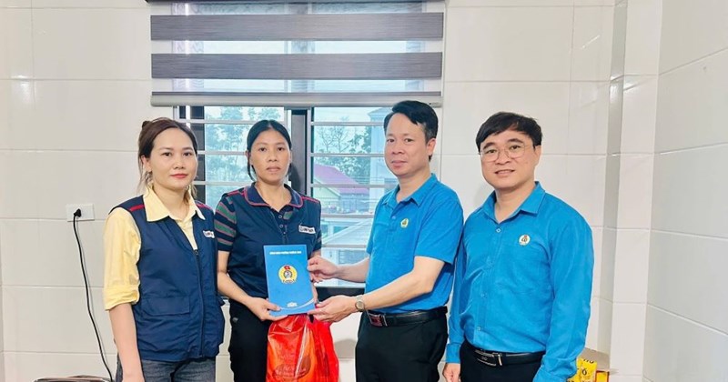 Công đoàn Trường Phan Bội Châu tặng quà, chia sẻ khó khăn với người lao động