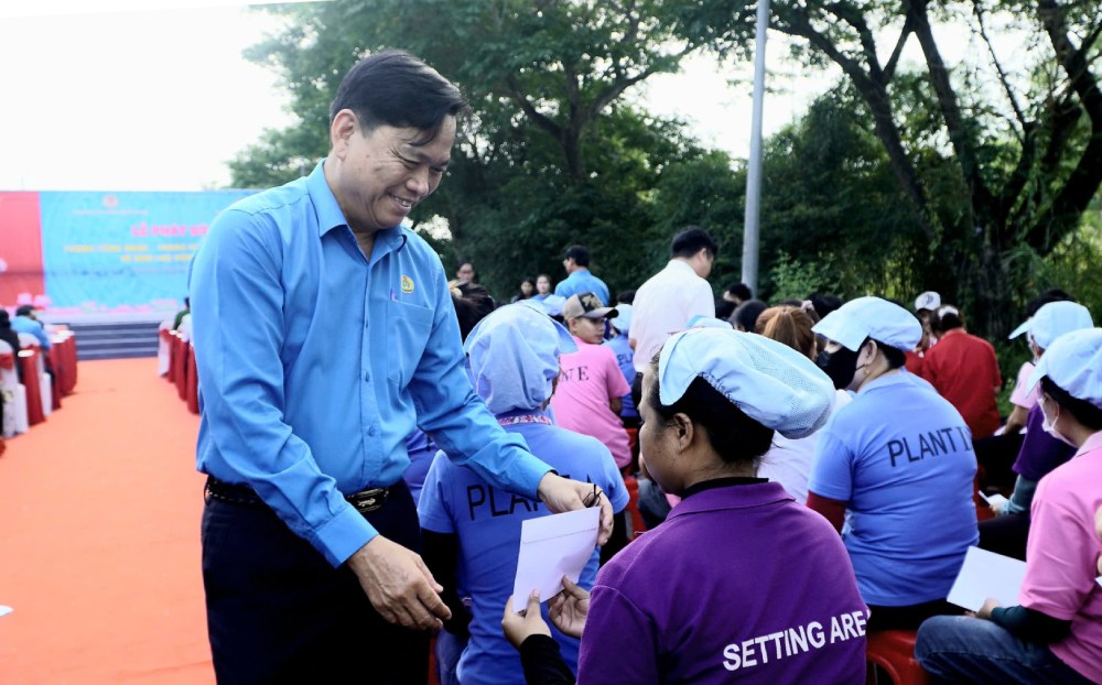 Chủ tịch LĐLĐ tỉnh An Giang Đỗ Trần Thịnh tặng quà cho đoàn viên, công nhân lao động của Công ty TNHH Hwaseung Rạch Giá trong phát động Tháng Công nhân 2026. Ảnh: Nguyên Anh