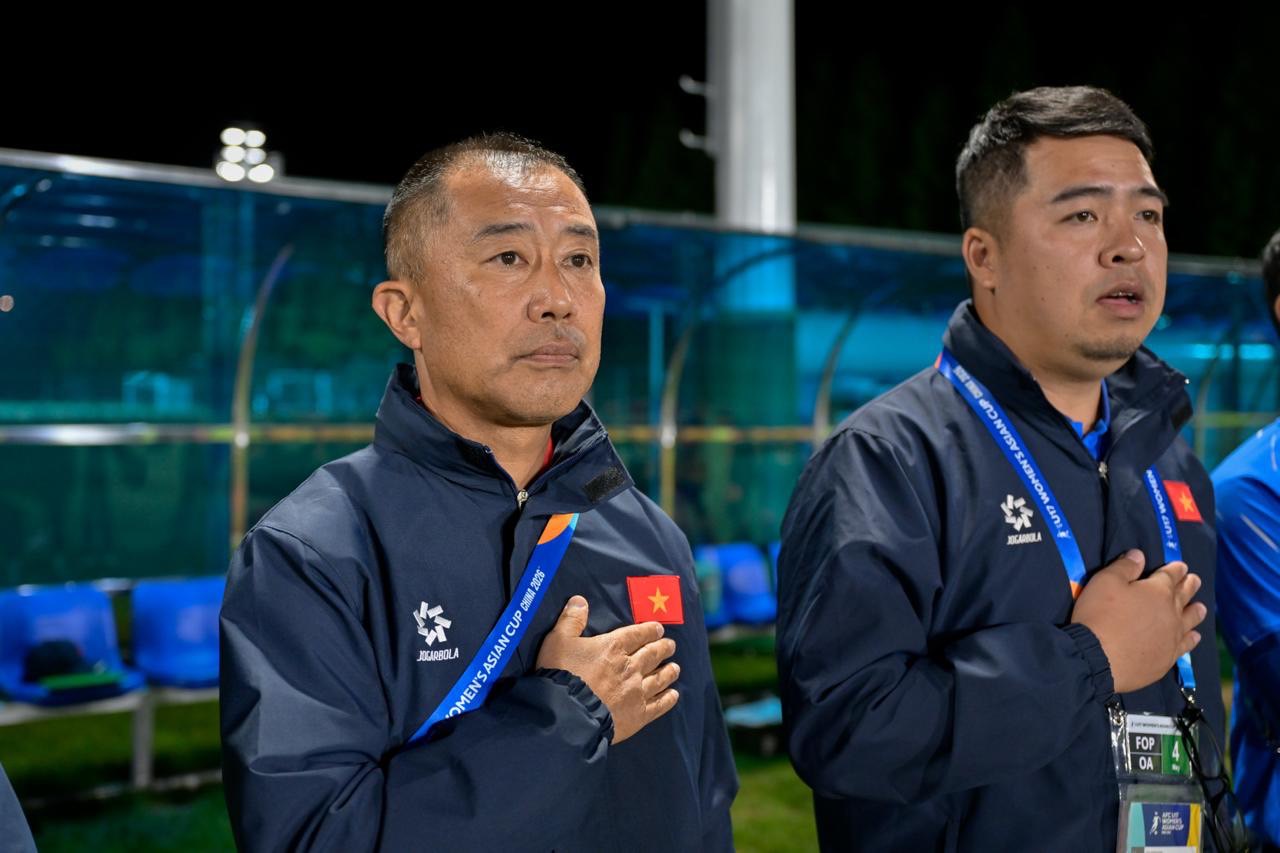 Coach Okiyama Masahiko (left) of Vietnam U17 women's team. Photo: VFF