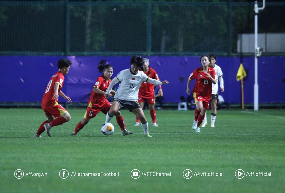 U17 nữ Trung Quốc (áo trắng) thể hiện lối đá vượt trội trước U17 nữ Việt Nam. Ảnh: VFF