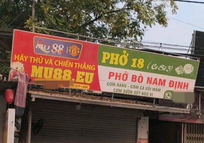 Công an phường thông tin kết quả xử lý vụ biển quảng cáo cờ bạc tại quán phở. Ảnh: Người dân cung cấp