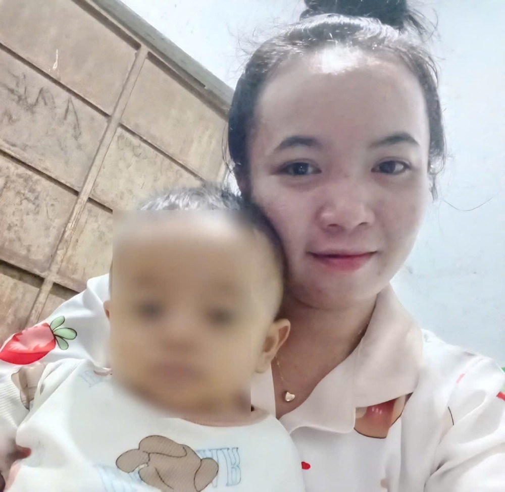 Baby Dieu Gia Nguyen suffers from severe liver disease, life-threatening, high treatment costs make Ms. Thi Ngoc's family, which was originally poor, even more exhausted. Photo: Family provided
