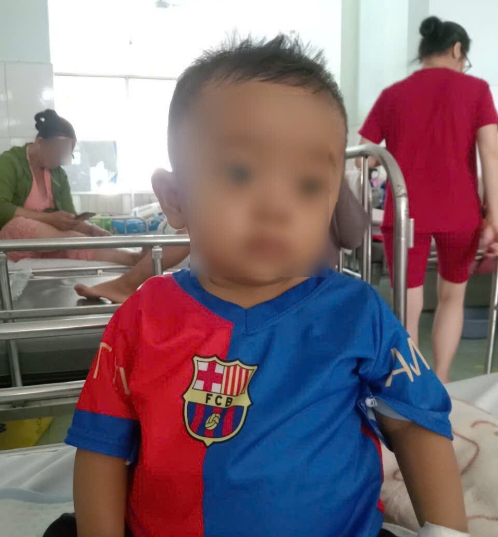 Cơ hội sống của bé Gia Nguyễn phụ thuộc vào ca ghép gan tốn kém. Ảnh: Gia đình cung cấp