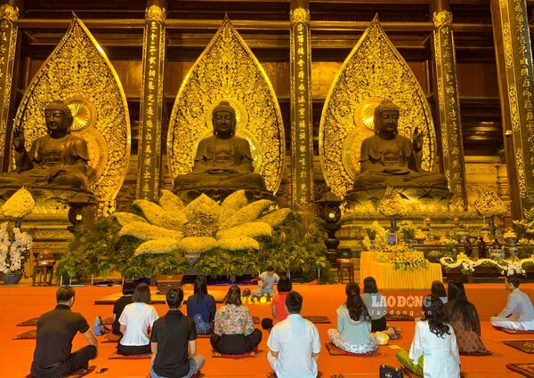 3 pho tượng bằng đồng nguyên khối có vị trí ở Điện Tam Thế chùa Tam Chúc. Ảnh: Hà Vi