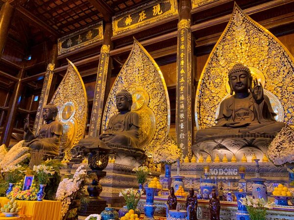 3 monolithic bronze statues, weighing 80 tons each at Tam The Palace. Photo: Ha Vi
