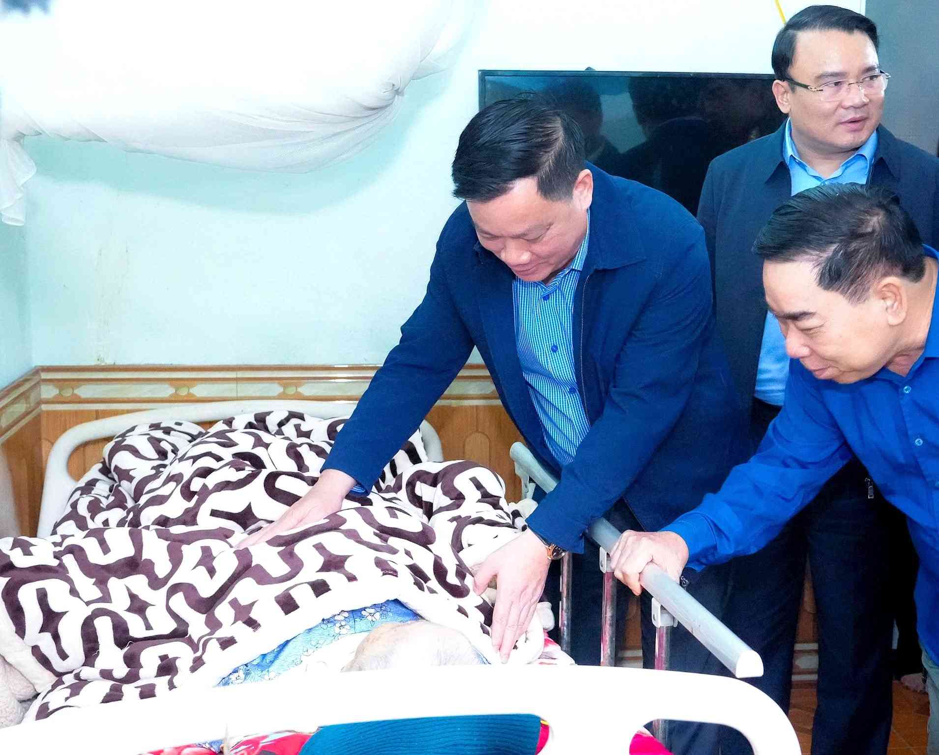 Nghe An Provincial Party Secretary Nguyen Khac Than visits and presents gifts to Ms. Tran Thi Luong (98 years old, residing in Que Phong commune), a martyr's mother. Photo: Pham Bang