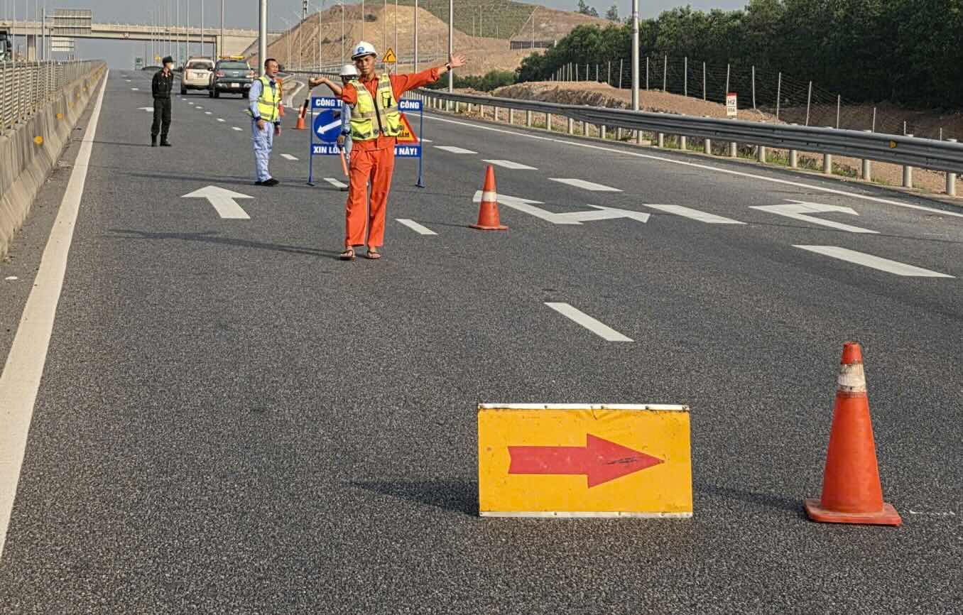Some sections on the Vung Ang - Cam Lo expressway will be closed to serve the construction and installation of toll collection monitoring systems. Photo: Highway Traffic Police Team No. 4