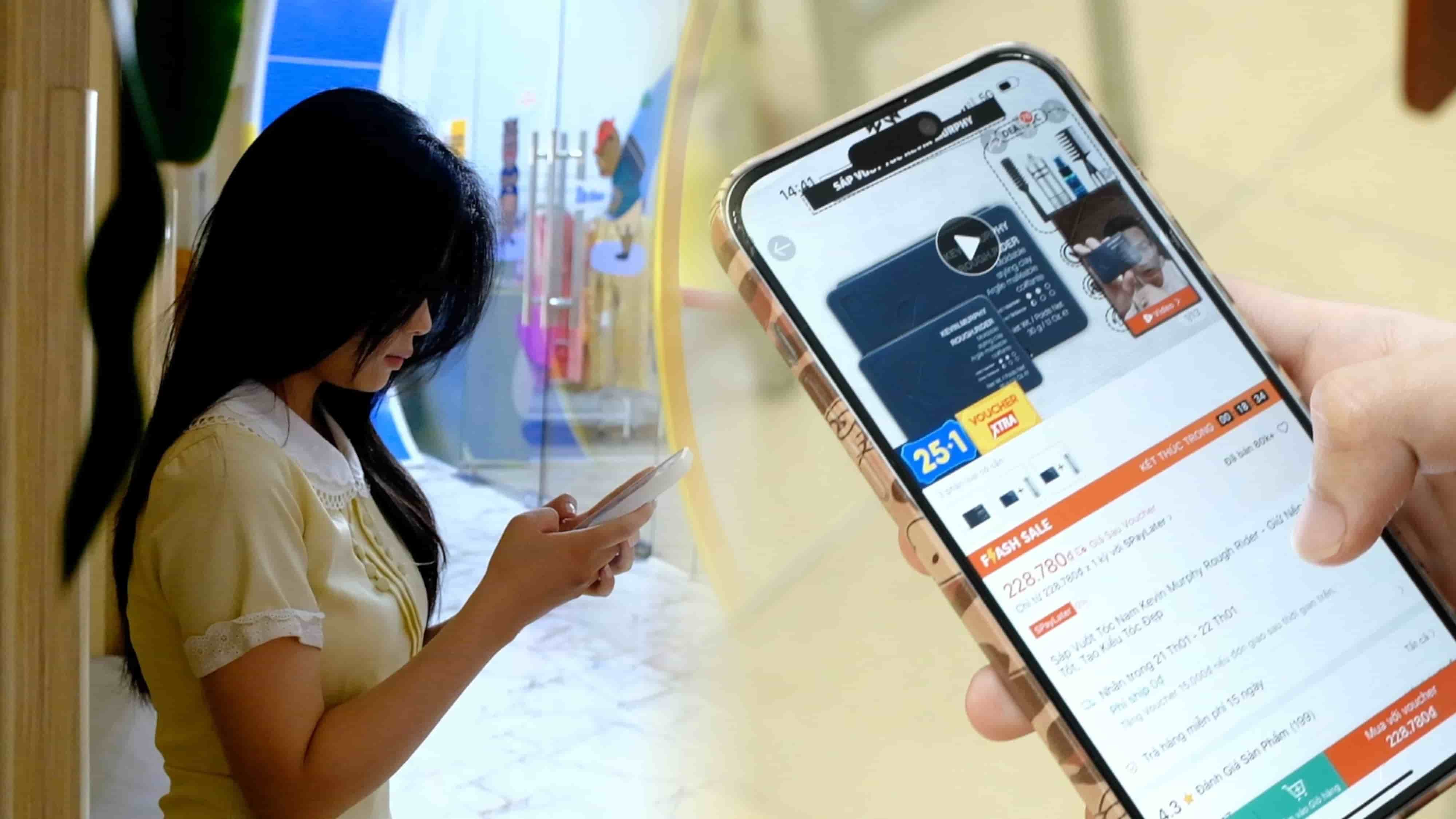Young people stay up late hunting for sales, easily caught up in emotional shopping decisions. Illustrative photo: Trang Anh