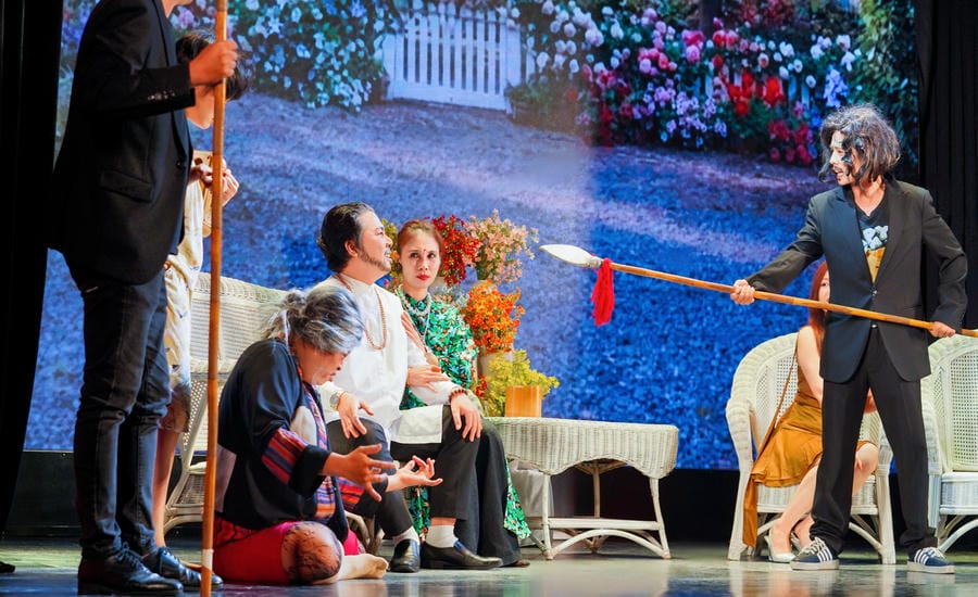 NSND Hong Van's stage lights up with the play "Old Men". Photo: Stage provided