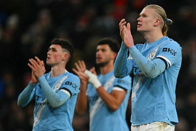 Hàng thủ Man City chưa bao giờ mang lại sự yên tâm ở mùa này.  Ảnh: AFP