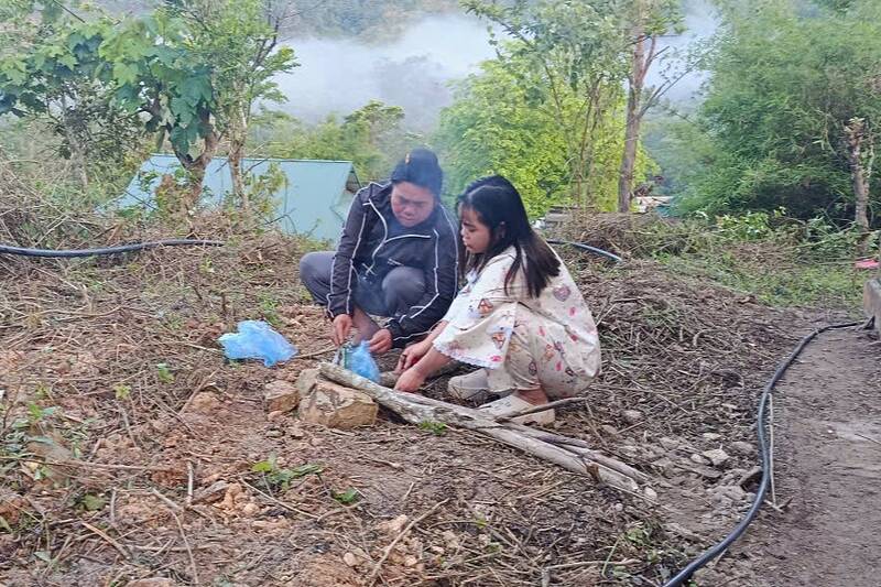 Trắng tay sau hỏa hoạn gia đình ông Bạc cầm Tổ được xã ở tạm tại điểm trường tiểu học bản Bo Xanh. Ảnh: Lường Thanh
