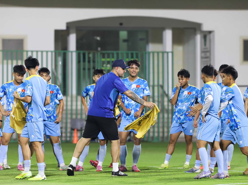 Huấn luyện viên Cristiano Roland trực tiếp chỉ đạo buổi tập của U17 Việt Nam. Ảnh: VFF