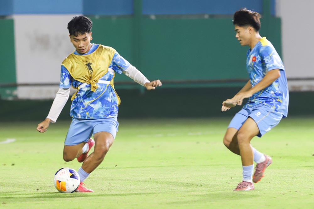 Các cầu thủ U17 Việt Nam hoàn thiện chiến thuật trước ngày ra quân. Ảnh: VFF