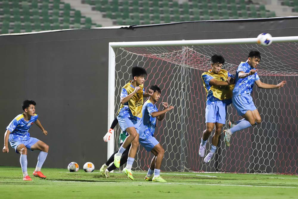 U17 Vietnam actively practiced in Jeddah before the match against U17 Yemen. Photo: VFF