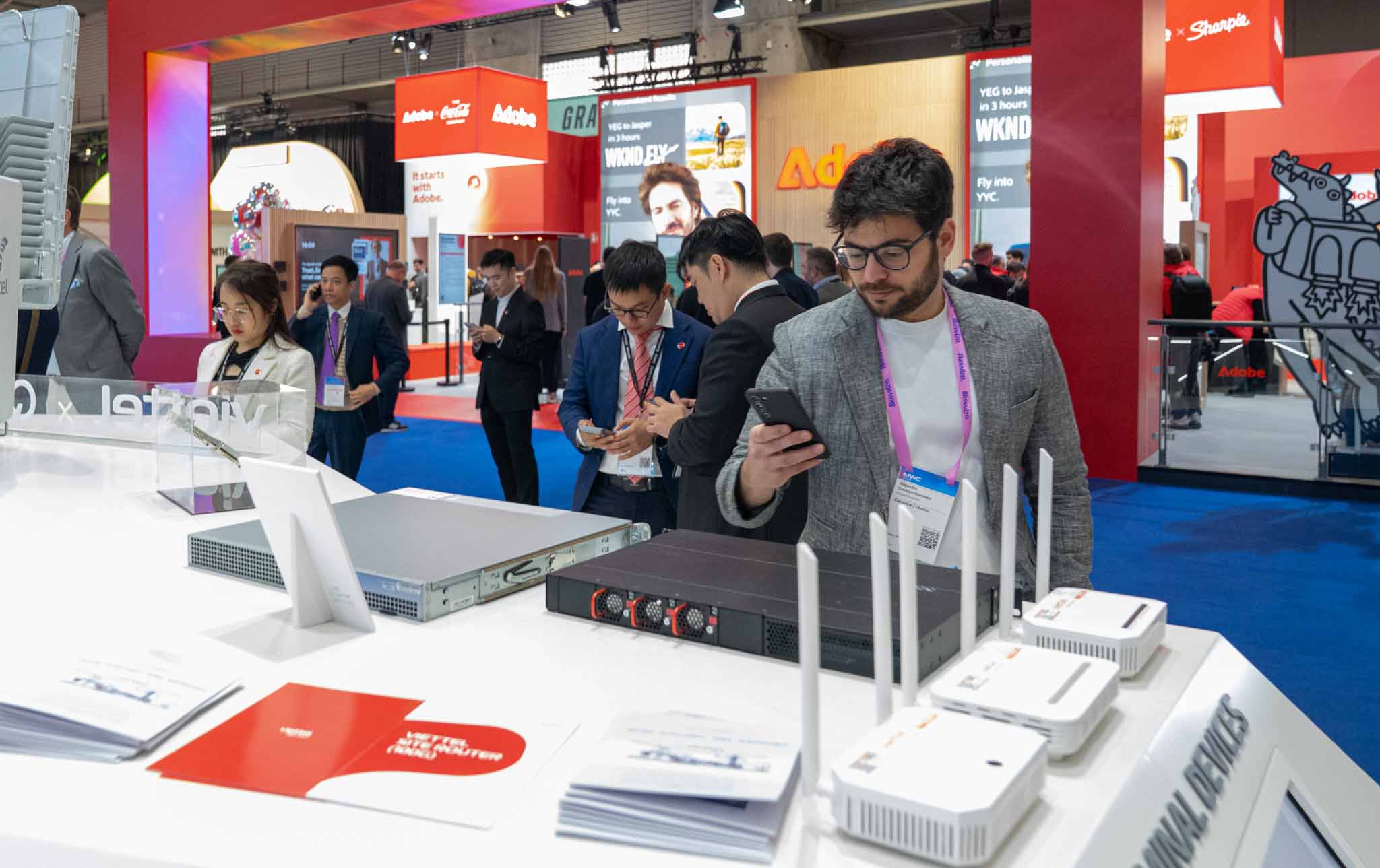 Thiết bị Site Router (màu đen và xám) của Viettel High Tech xuất hiện tại Hội nghị di động thế giới (MWC) 2026 tại Barcelona, Tây Ban Nha và thu hút sự chú ý của khách tham quan. Ảnh: Viettel cung cấp