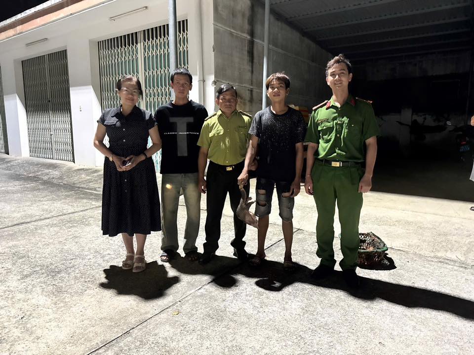 2 young men hand over a rare pangolin individual to functional agencies. Photo: Police provided