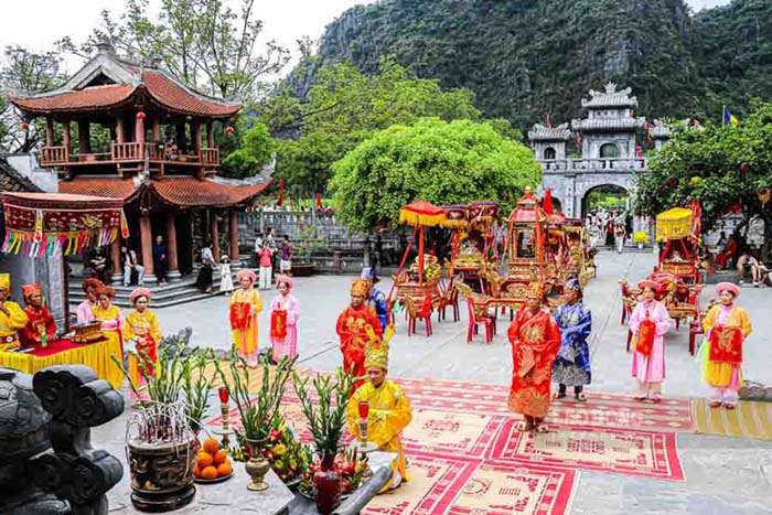 Đền Thái Vi nằm trong vùng lõi quần thể danh thắng Tràng An, gắn với hành cung Vũ Lâm - căn cứ địa quan trọng của nhà Trần trong các cuộc kháng chiến chống quân Nguyên Mông thế kỷ XIII. Theo sử sách, sau chiến thắng năm 1258, vua Trần Thái Tông lui về vùng núi Trường Yên tu hành, lập am Thái Vi, chiêu dân khai hoang, xây dựng căn cứ chiến lược. Đến năm 1285, nơi đây trở thành hậu cứ vững chắc, góp phần làm nên những chiến thắng của dân tộc.