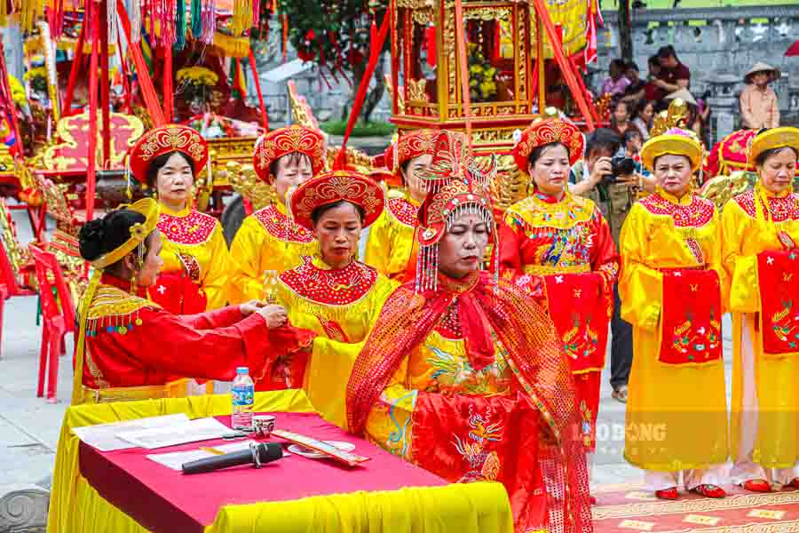 Điểm nhấn của lễ hội là nghi thức rước kiệu từ đình Các về đền Thái Vi trong không khí trang nghiêm, rực rỡ cờ hội. Các nghi lễ dâng hương, tế lễ cổ truyền được tổ chức bài bản, thể hiện lòng thành kính đối với tiền nhân.