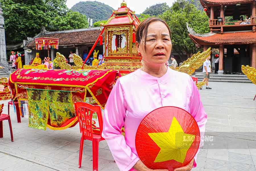 Không chỉ người dân địa phương, du khách ngoại tỉnh cũng tìm về trẩy hội, hòa mình vào không gian văn hóa đặc sắc. Bà Lê Thị Công (phường Nam Hoa Lư) chia sẻ: “Năm nào gia đình tôi cũng tham gia lễ hội. Đây không chỉ là dịp cầu bình an mà còn để con cháu hiểu hơn về lịch sử, về công lao của các vua Trần”.