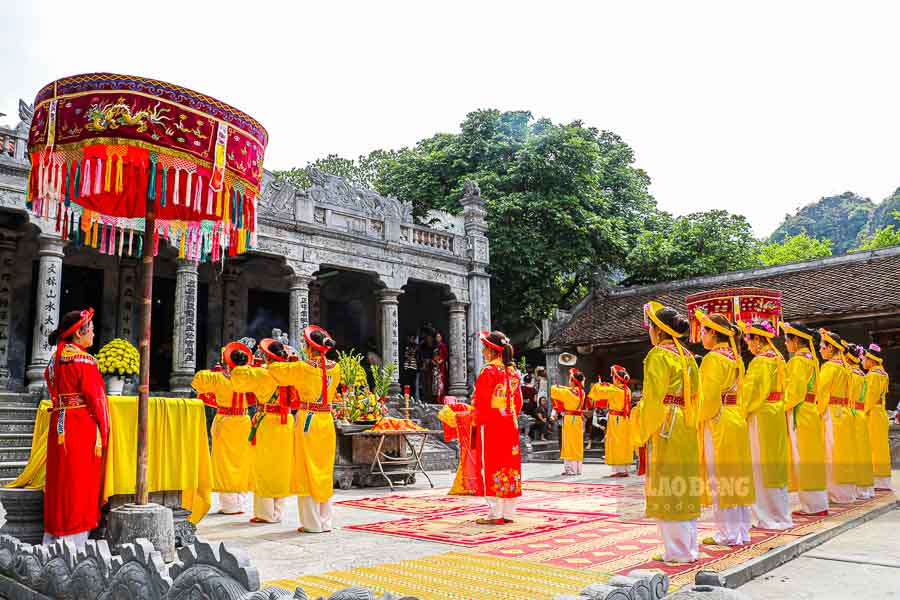 Phần hội diễn ra sôi nổi với nhiều hoạt động như đua thuyền, kéo co, leo cầu kiều, múa kiếm. Đáng chú ý, hoạt động chèo thuyền thưởng cảnh năm nay diễn ra trong điều kiện thời tiết thuận lợi, đúng dịp nghỉ lễ, thu hút hàng nghìn người tham gia, tạo không khí náo nhiệt.