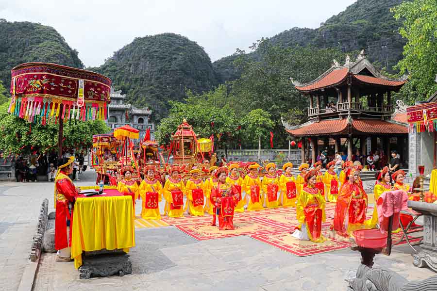 The festival takes place from May 1st to May 5th in the Thai Vi Temple area, Nam Hoa Lu ward, Ninh Binh province, attracting a large number of local people and tourists from all directions. Photo: Lam Hang